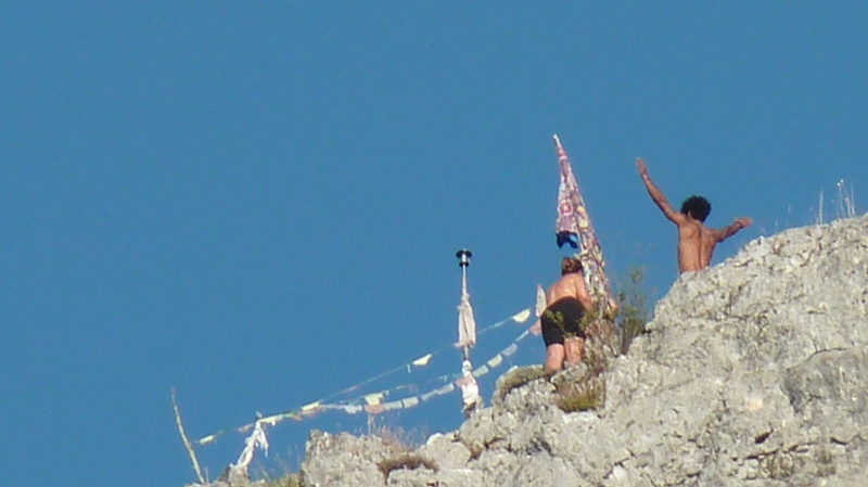 20230727_191644_fz38_rocher_drapeaux