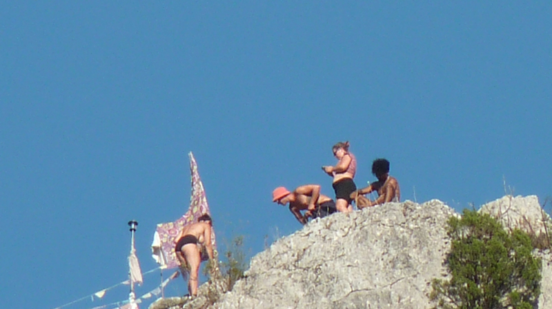 20230727_192132_fz38_rocher_drapeaux