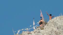 20230727_191644_fz38_rocher_drapeaux