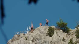 20230727_192338_fz38_rocher_drapeaux